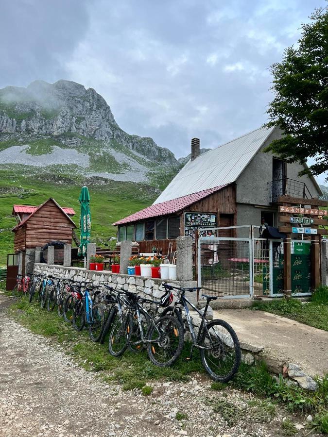 Kapetanovo Jezero Bungalov Bed & Breakfast Подгорица Екстериор снимка