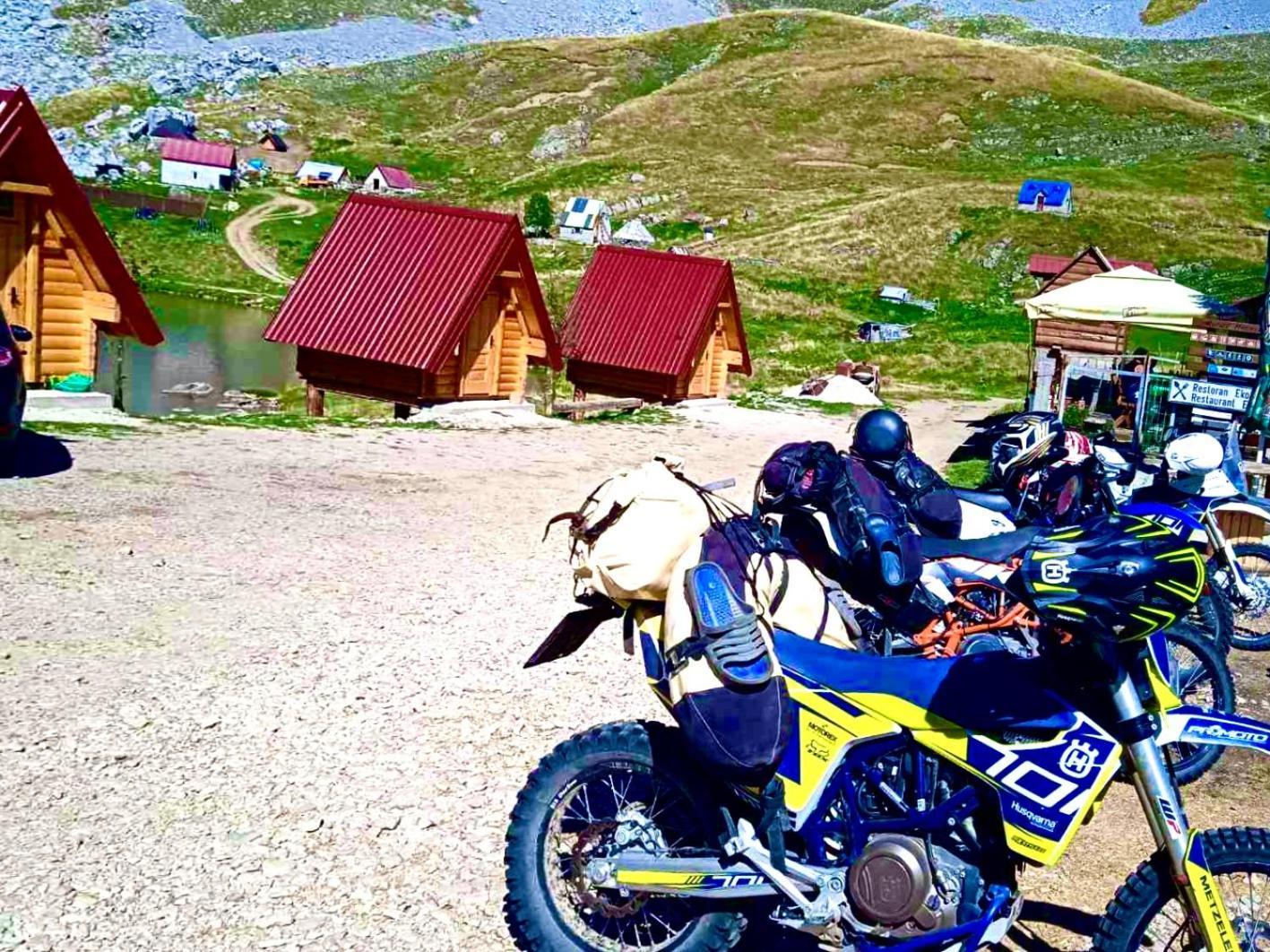 Kapetanovo Jezero Bungalov Bed & Breakfast Подгорица Екстериор снимка